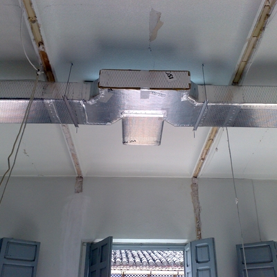 Instalación de conductos de fibra de vidrio en oficinas