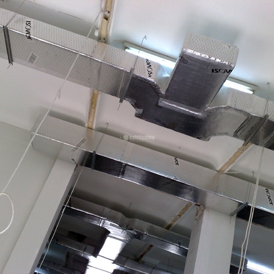 Instalación de conductos de fibra de vidrio en oficinas