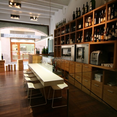 Viniteca con zona de degustación en el Priorato catalán