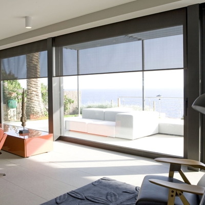 Luminosidad y color para una casa abierta al paisaje