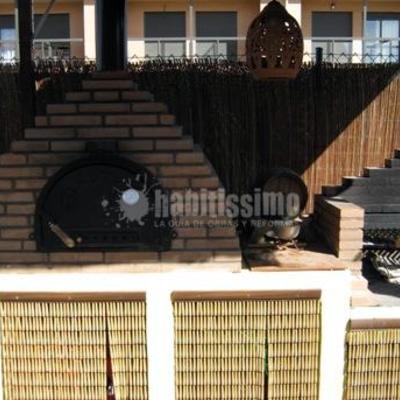 Estructura de madera y levantamiento de horno y barbacoa