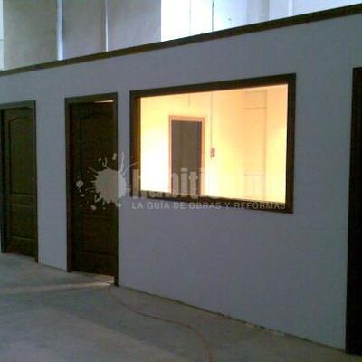 Construccion de dos cuartos de baños, aseo, oficina y vestuario en una nave 