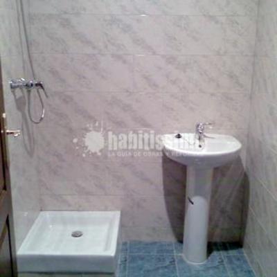 Construccion de dos cuartos de baños, aseo, oficina y vestuario en una nave 