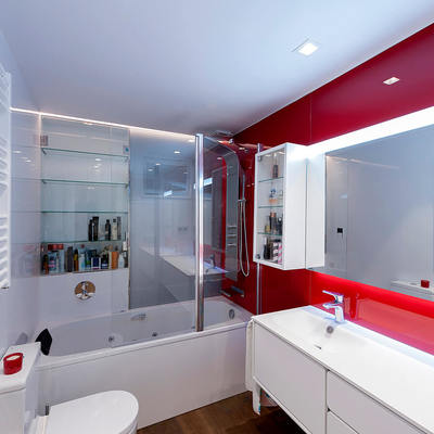 Baño con vidrio rojo