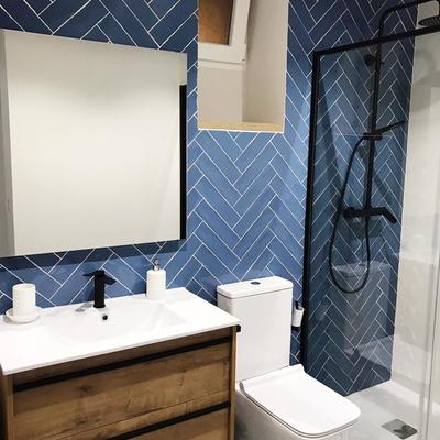 Un baño lleno de color y elegancia