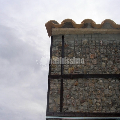 Construcción De Fachada Modernista De Piedra Y Metal