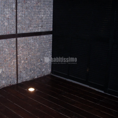 Construcción De Fachada Modernista De Piedra Y Metal