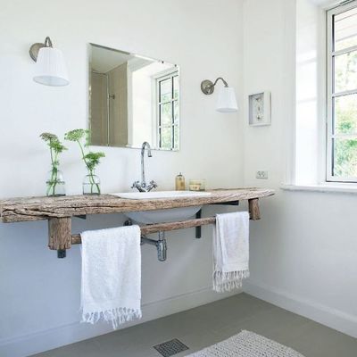 baño con encimera de madera