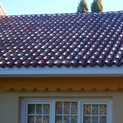 Tejado teja envejecida.