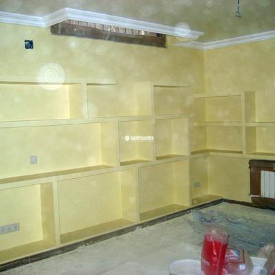 Interiores de chalet con molduras