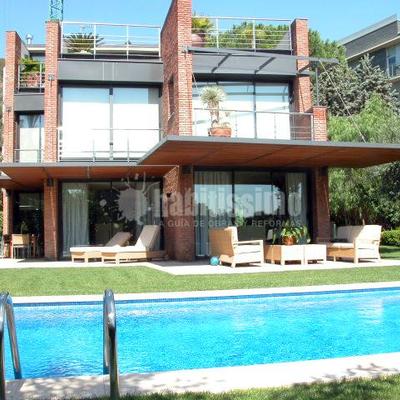 Pérgolas para protección solar en una vivienda aislada en Pedralbes, Barcelona.