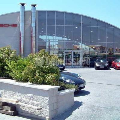 Construcción de concesionario.