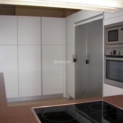 Proyecto en Aguadulce con muchas columnas y mueble corredera para ocultar lavadora