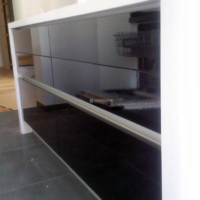 Cocina abierta y tirador de Gola