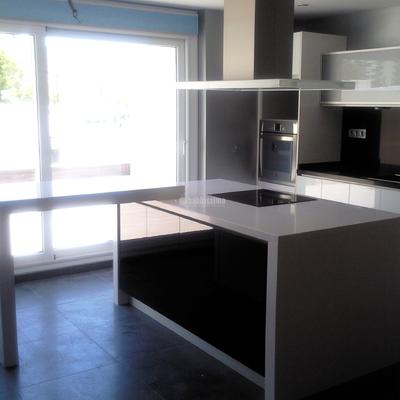 Cocina abierta y tirador de Gola