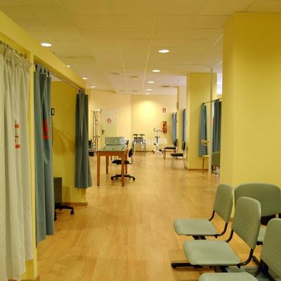 Gimnasios y Clínicas.