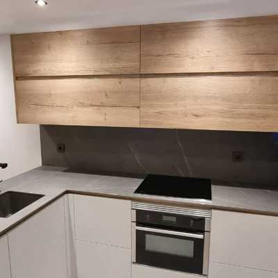 Cocina abireta al salón, cerrada.... ¿o con un cristal tan bonito como este?