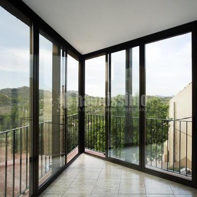 Edificio plurifamiliar de dos viviendas y legalización de garaje  preexistente en la planta baja en el Molar