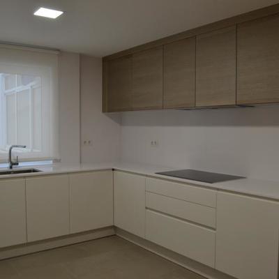 Proyecto cocina Métrica lacada y roble