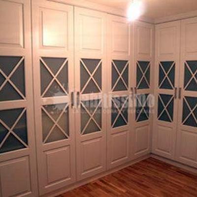 Armario a medida lacado en blanco con pantografia