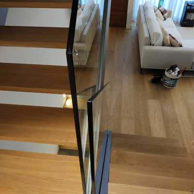 Barandilla de cristal y Tabique de separación.