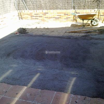 Solado Patio Interior y Realización De Jardineras