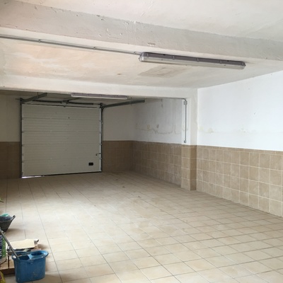 Almacén de 300 metros cuadrados terminado con alicatado y ensolado de gres y terminación eléctrica con tubo H 