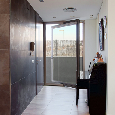 Acceso exterior puerta pivotante