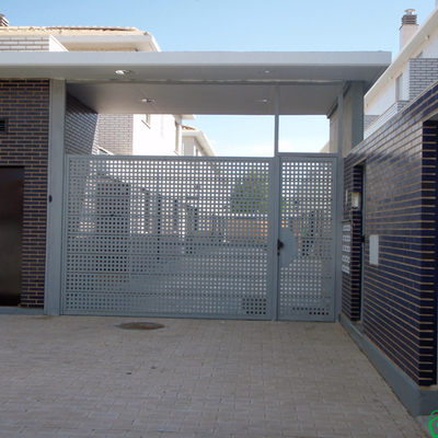 Acceso para vehículos y peatonal a la calle privada de la promoción de unifamiliares