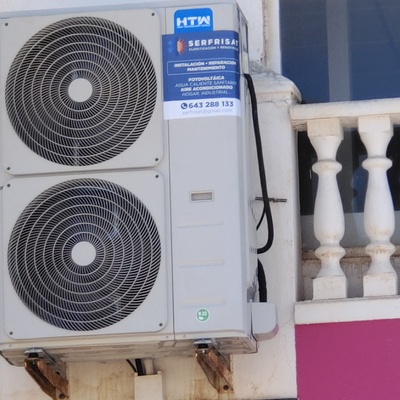 Pizzería junto al hotel cinco estrellas, urbanización Roquetas de mar