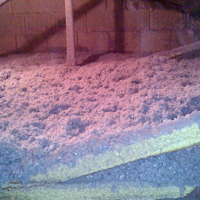 Aislamiento de techo de buhardilla, soplando la celulosa en manta.