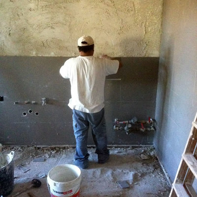 Albañil alicatando cocina