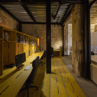 Alfombra de madera de enconfrado para canalización del cableado de la intranet.