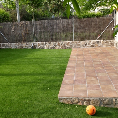 AMPLIACION DE PORCHE FINALIZADA CON CESPED, FAROLILLOS EN SUELO Y FACHADA Y DUCHA