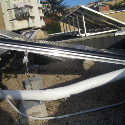 Ángulo de inclinación sobre tejado en integración arquitectónica.