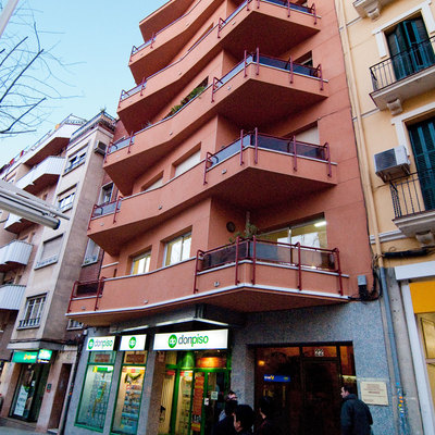 Anselm Clave: reforma de fachada en Cornellà de Llobregat