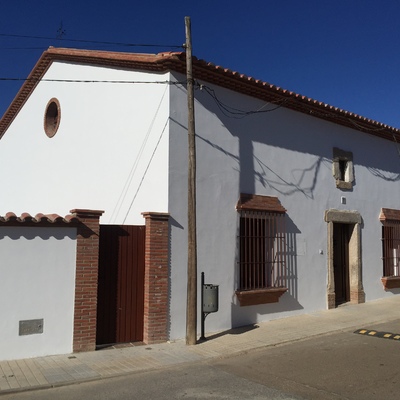 Antigua portada y ventana. Cornisa tejar.