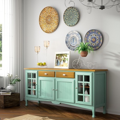 Aparador con algo de color.