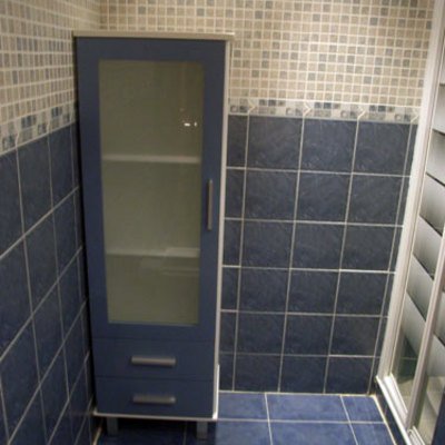 Armario columna en color azul y cristal mate