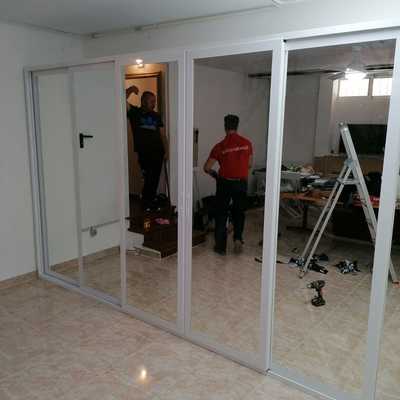 Armario de aluminio color blanco con cristales espejo