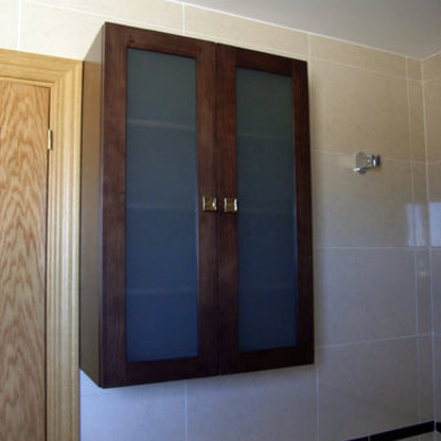 Armario de colgar con puertas con cristal mate