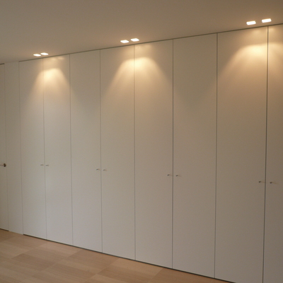 Armario empotrado con puerta de baño integrada