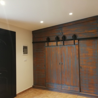 Armario rústico con puertas granero  y techo abuhardillado