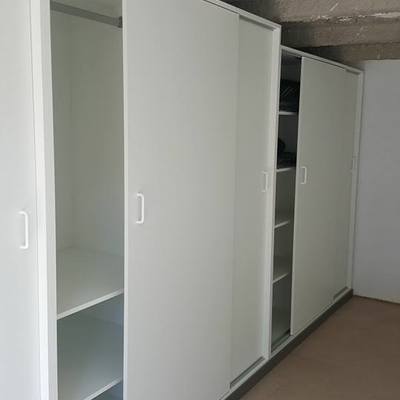MODULOS BLANCOS CON PUERTAS CORREDERAS.