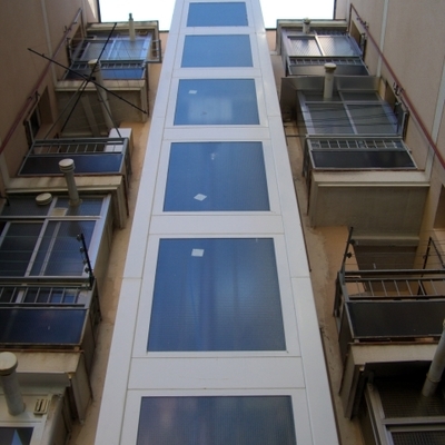 Ascensor por patio de luces interior