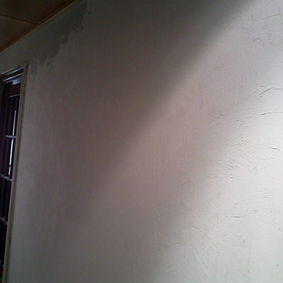 Paredes del pasillo en proceso de tratamiento