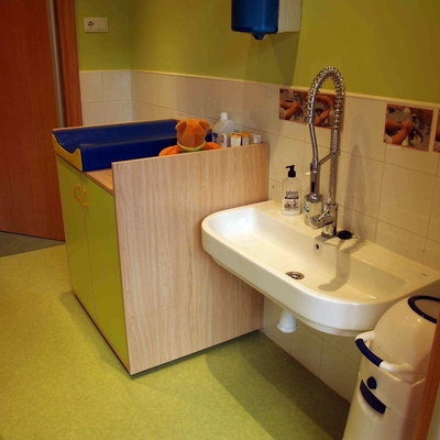 Aseo con cambiador de un aula del local comercial de Utebo