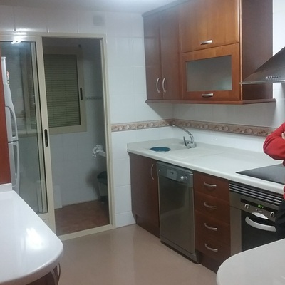 Bancada en Silestone  Blanco Norte con redondos para facilitar el tránsito 