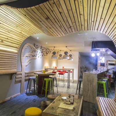 Bancada integrada con mesa alta