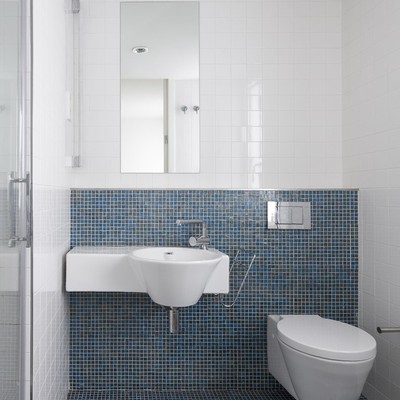 Baño alicatado azul